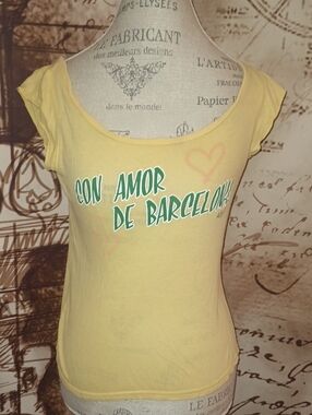 Vintage Yellow 'Con Amor de Barcelona' Women's Scoop Neck Tee